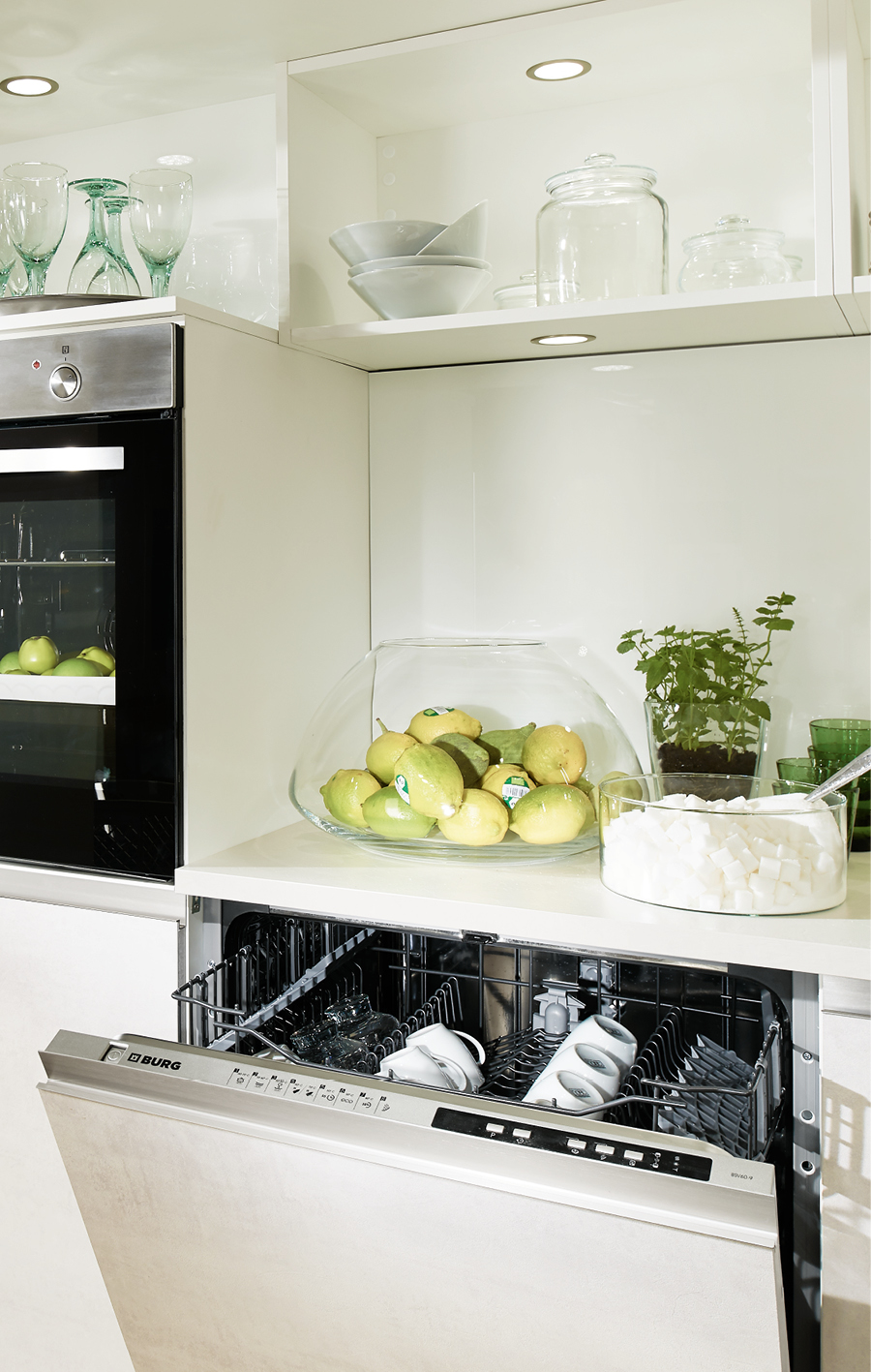 angeschnittenes Bild von offenem Geschirrspüler